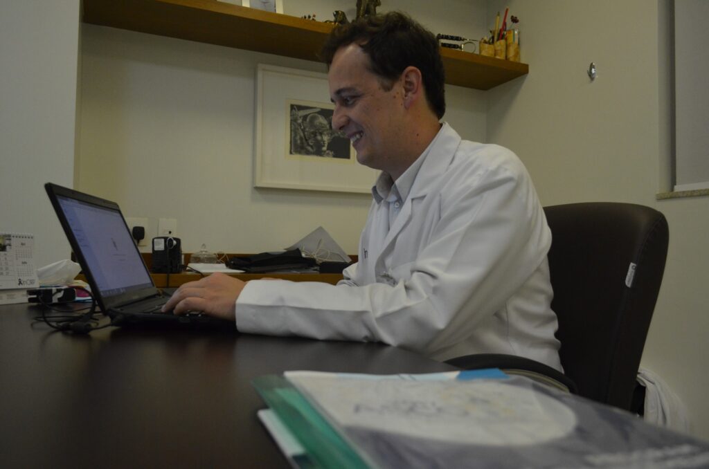 André Filipe Junqueira dos Santos foi premiado por sociedade de oncologia nos Estados Unidos (Foto: LG Rodrigues / G1) 