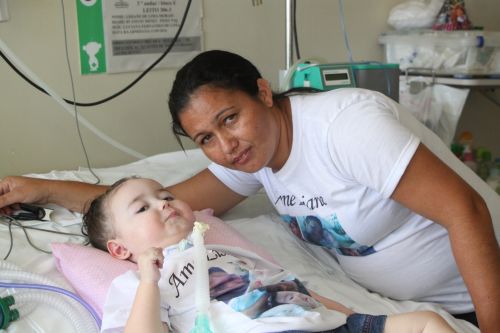 Criança com AME deixa hospital e recebe assistência domiciliar