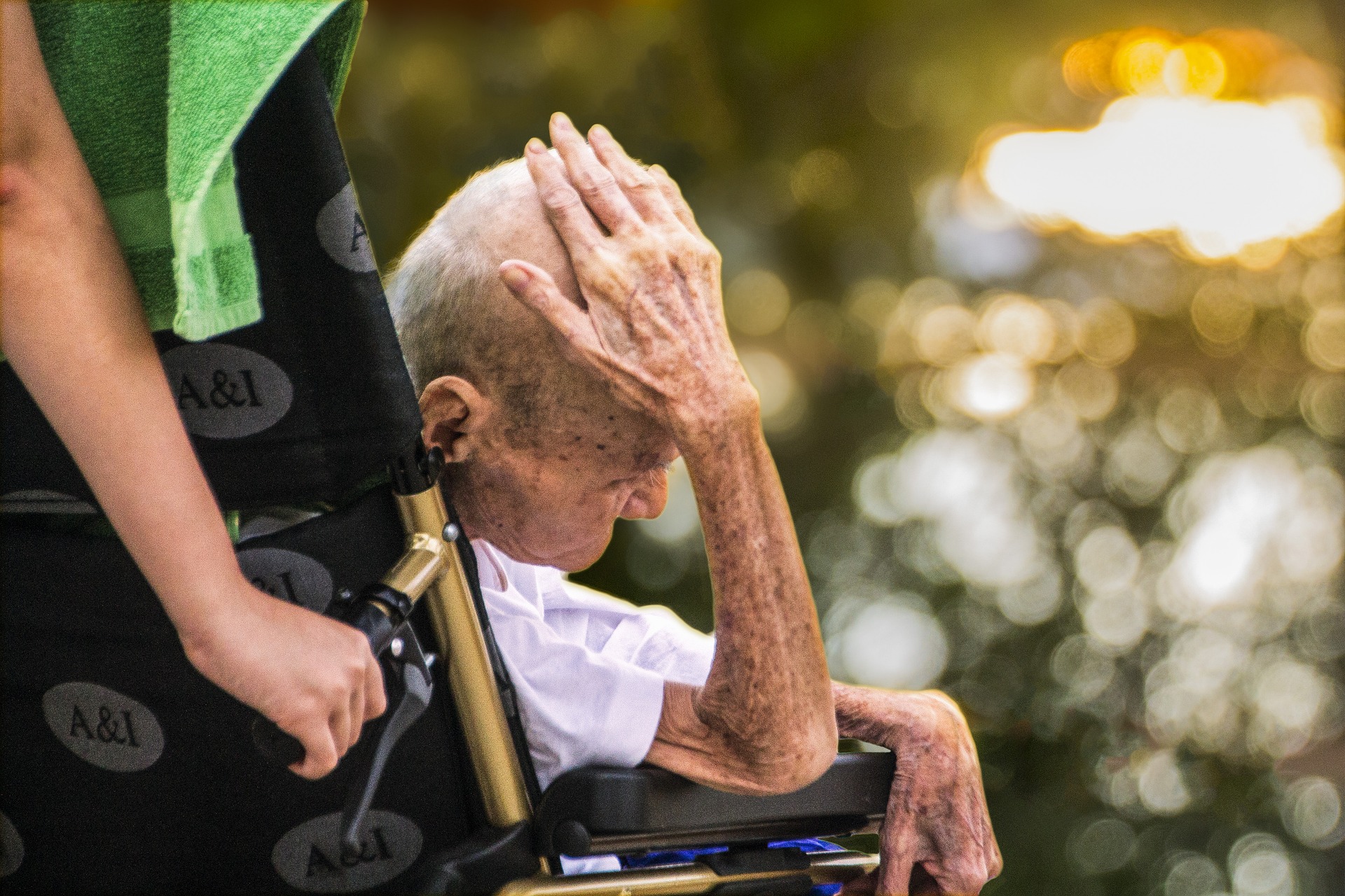 Artigo aborda tomadas de decisão de familiares cuidadores de pessoas com demência avançada no fim de vida