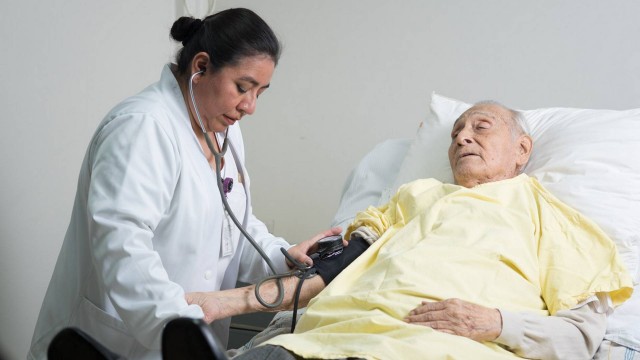 Menos de 10% dos hospitais brasileiros oferecem cuidados paliativos